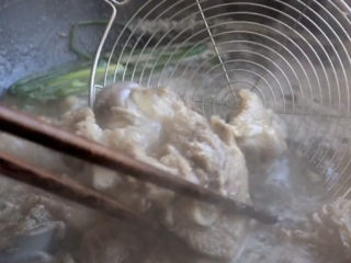 5、筒骨莲藕汤,水开煮五分钟,有很多血沫的话撇一下血沫