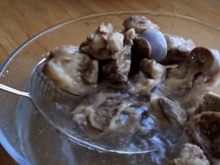 6、筒骨莲藕汤,捞好的筒骨捞出来用清水清洗干净,骨头上会附着着很多血沫和脏东西,不清洗干净煲出来的汤会不清亮喔