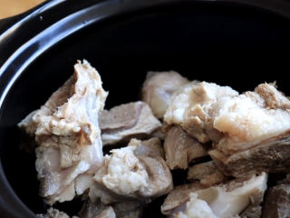 7、筒骨莲藕汤,清洗干净的筒骨入砂锅,煲汤最好用砂锅,虽然不知道为啥,我想应该砂锅煲的更香吧????