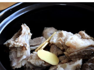 8、筒骨莲藕汤,加入几片姜片,煲汤必备