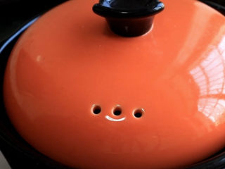 11、筒骨莲藕汤,盖盖,大火煮开,转小火焖一个小时