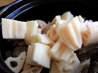 9、筒骨莲藕汤,加入莲藕块