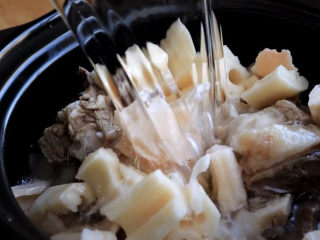 10、筒骨莲藕汤,再加入足量的清水