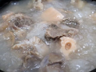 14、筒骨莲藕汤,莲藕绵密,筒骨鲜香,汤汁清爽,回味甘甜,这样的汤你不来一碗吗?