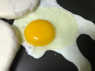 1、英式快手营养早餐,先将不粘平底锅烧热，打入一个煎蛋，无需放油，四周淋些水即可。