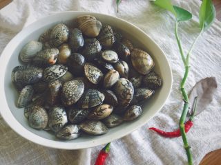 1、辣炒蛤蜊,蛤蜊加盐，吐干净