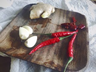 2、辣炒蛤蜊,准备好姜蒜等材料