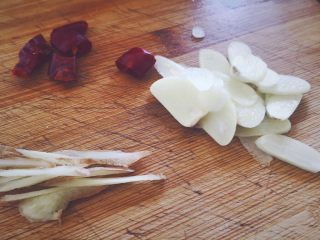 3、辣炒蛤蜊,姜切丝，蒜切片，辣椒段