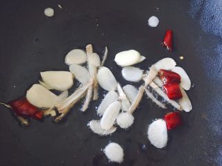 4、辣炒蛤蜊,锅内放油，放姜蒜等爆香