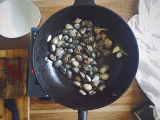 5、辣炒蛤蜊,放入蛤蜊