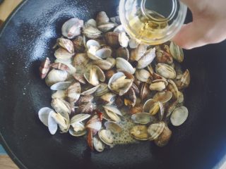7、辣炒蛤蜊,等到蛤蜊开口，倒入料酒