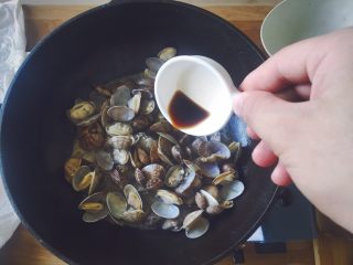 8、辣炒蛤蜊,倒入醋