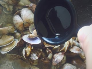 9、辣炒蛤蜊,加一点酱油