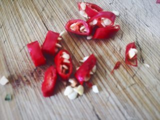 10、辣炒蛤蜊,小米辣切碎