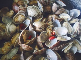 11、辣炒蛤蜊,放入一点盐和辣椒碎翻炒