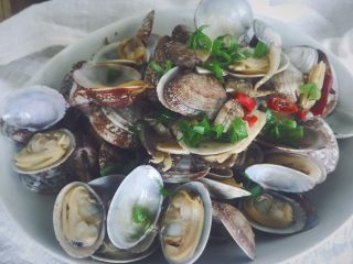 12、辣炒蛤蜊,盛出后放葱花即可