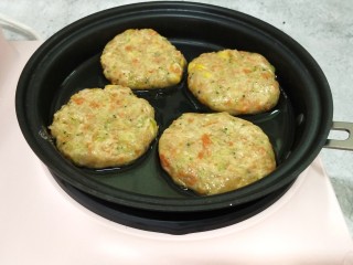11、鸡胸蔬菜饼,平底锅中倒少许的油，放入做好的小饼，小火煎至微黄，喜欢外壳硬一点的就煎至金黄