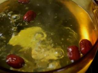 1、补血益气还驱寒的红糖老姜双薯糖水,姜拍散，水煮开后放入姜片、红枣。