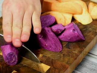 2、补血益气还驱寒的红糖老姜双薯糖水,红薯、紫薯削皮切块。