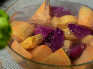 3、补血益气还驱寒的红糖老姜双薯糖水,放入冷水浸泡（需多次换水以洗掉淀粉）。