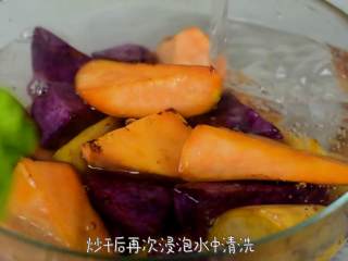4、补血益气还驱寒的红糖老姜双薯糖水,开中火，放入双薯，将水分炒干，盛出备用，再次浸泡水中清洗。