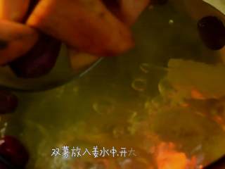 5、补血益气还驱寒的红糖老姜双薯糖水,双薯放入姜水中，开大火煮沸。