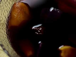 6、补血益气还驱寒的红糖老姜双薯糖水,倒入红糖，转小火煮至双薯变软即可（不要煮太久）。