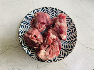 1、筒骨莲藕汤,买来的筒骨让店家斩块