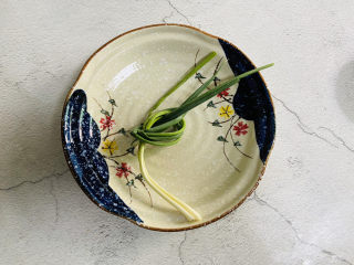 3、筒骨莲藕汤,香葱洗净打个结备用