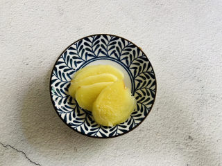 4、筒骨莲藕汤,生姜洗净去皮切片