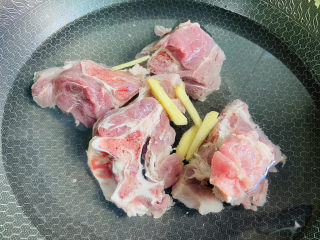 5、筒骨莲藕汤,锅中加入清水放入洗净的筒骨，放入姜丝、料酒