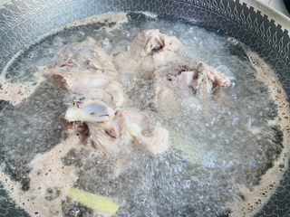 6、筒骨莲藕汤,大火煮沸撇去浮沫捞出筒骨清洗干净