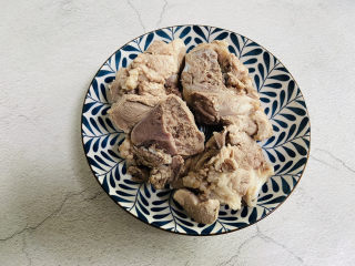 7、筒骨莲藕汤,装盘备用