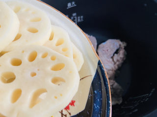 11、筒骨莲藕汤,放入莲藕