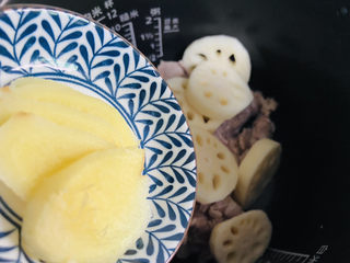 12、筒骨莲藕汤,放入姜片