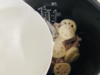 13、筒骨莲藕汤,加入800ml热水