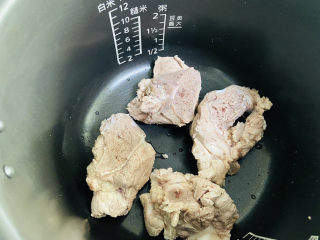 10、筒骨莲藕汤,筒骨放入电压力锅内胆中