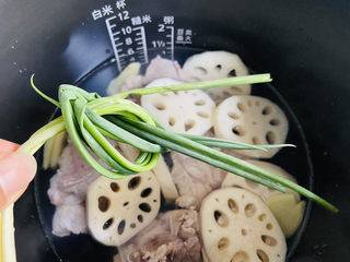 14、筒骨莲藕汤,放入葱结，盖上盖子摁煲汤功能键约60分钟