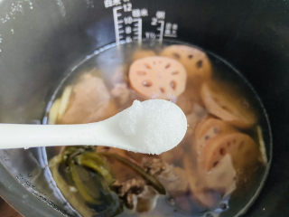 15、筒骨莲藕汤,待时间到，泄压后加入2小茶匙盐（根据个人口味加入哦）