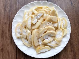 2、腌笃鲜,把甜笋削掉根部老的部分，清洗干净，切成片，不用切太薄。