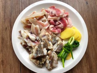 3、腌笃鲜,把咸肉清洗干净切成片，咸排骨清洗干净，新鲜五花肉清洗干净切成片，生姜去皮洗净切片，葱洗净打成葱结。