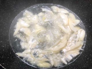 4、腌笃鲜,锅里放入一碗水烧开，把甜笋放入焯2分钟，焯好沥干水待用。