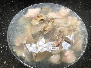 5、腌笃鲜,锅里重新放入一碗水烧开，把咸五花肉、咸排骨、新鲜五花肉放入锅里焯1分钟。