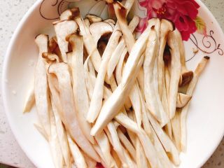 4、杏鲍菇吃出肉的味道-椒盐杏鲍菇,把腌出来的水倒掉，此时杏鲍菇软绵绵的。