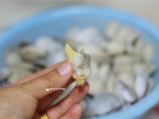 4、花蛤粥,取出花蛤肉。