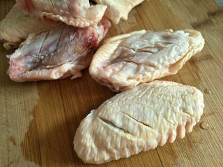 2、香酥鸡翅,鸡翅清洗干净，控干水份，两面划刀～