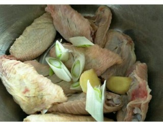 3、香酥鸡翅,鸡翅放入盆中，依次放入葱姜～