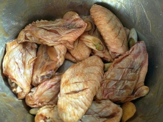 8、香酥鸡翅,这里放番茄酱会使鸡翅颜色更漂亮哦～拌匀后盖上保鲜膜入冰箱冷藏一夜最佳