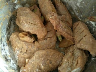 10、香酥鸡翅,将鸡翅拌匀～