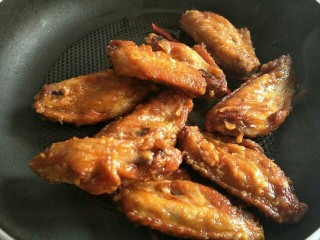 12、香酥鸡翅,将炸好的鸡翅放入，撒入干料翻炒均匀就可以出锅了～